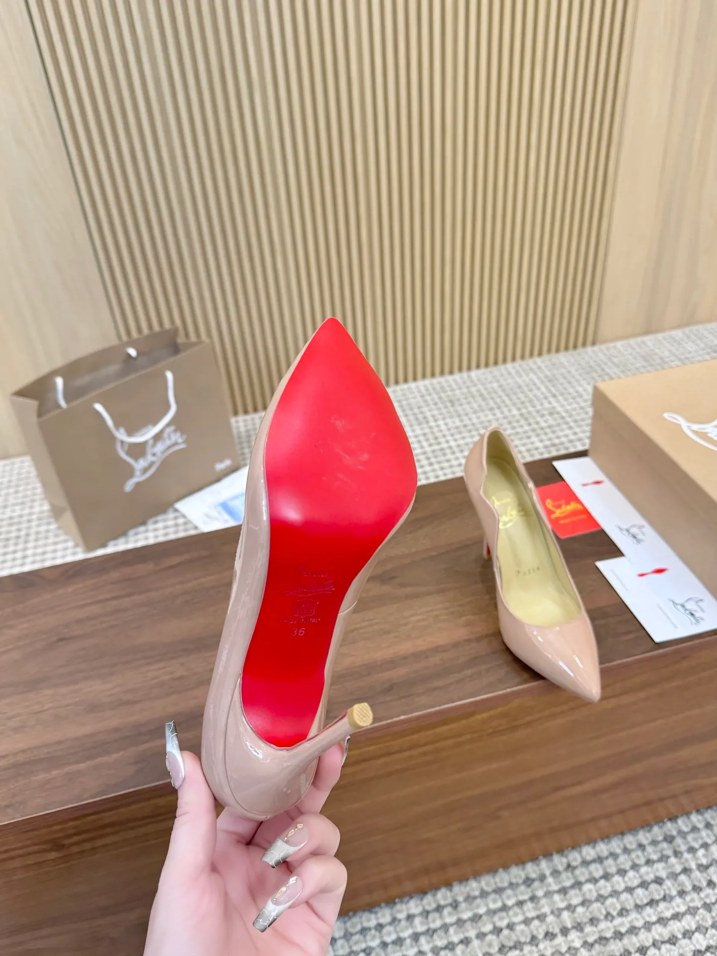 👟👟Ex-factory price 440 👟👟 Genuine leather sole +40 shipped all year round 💝Christian Louboutin CL👠 "Imported cow patent leather💎 series" noble and luxurious, real blingbling👟👟 real materials, all customized by the pattern maker, and the materials are made of original customized materials, achieving the taste of the original 5 color options💍 Upper: imported 👉cow patent leather💪 lining: sheepskin foot pad/lining code number: 34-40.41.42 heel height: two options: 10.5cm and 8.5cm